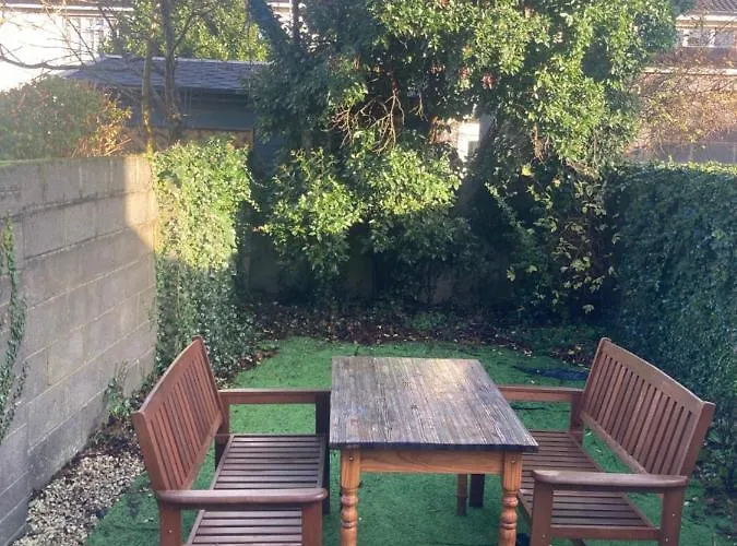 Entire Terraced Two Story Redbrick House With Parking In Secluded Cul De Sac